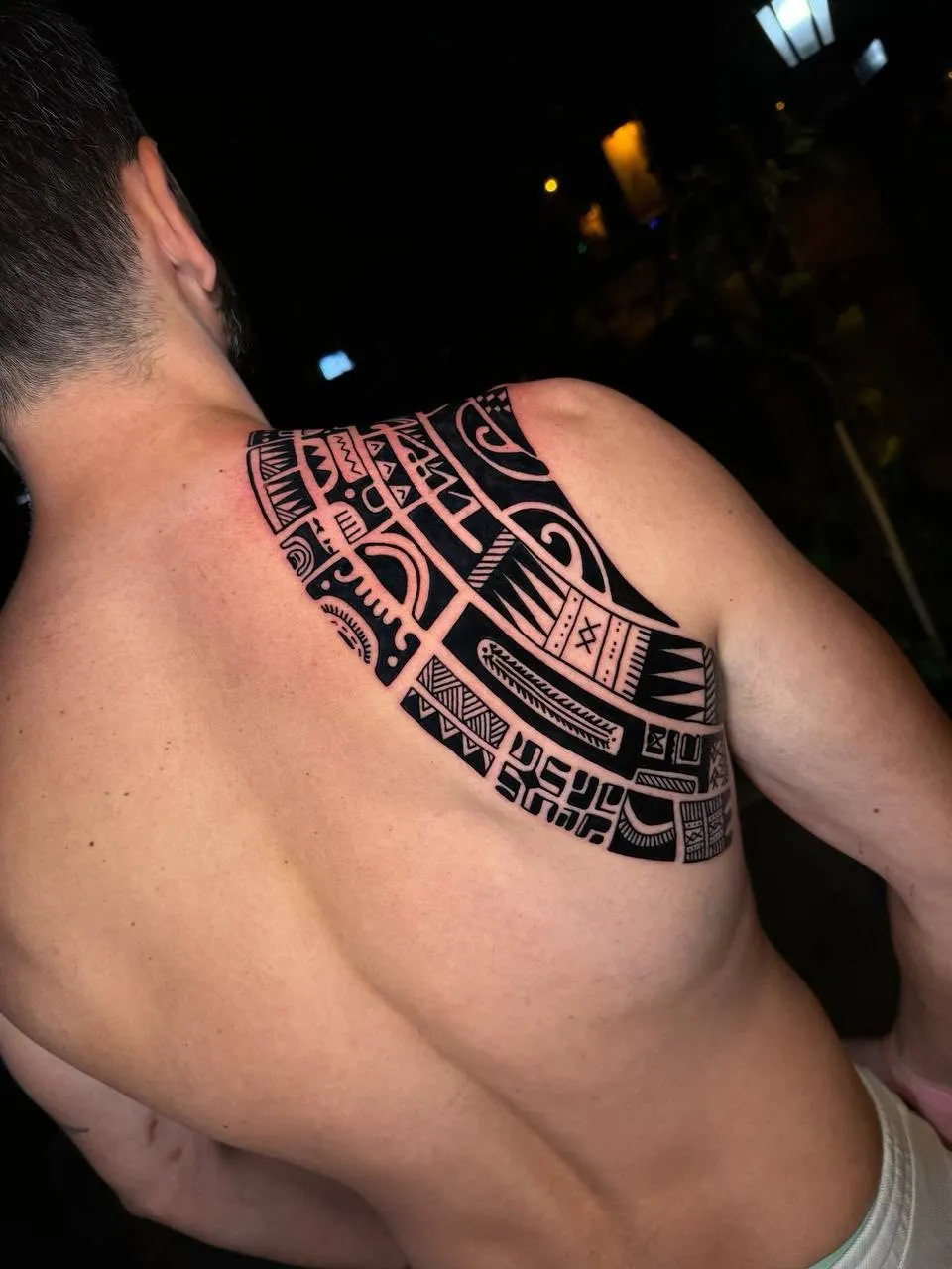 Geometric dövme örneği – simetrik çizgiler ve şekillerle yapılmış kol dövmesi, Bosphorus Ink Istanbul