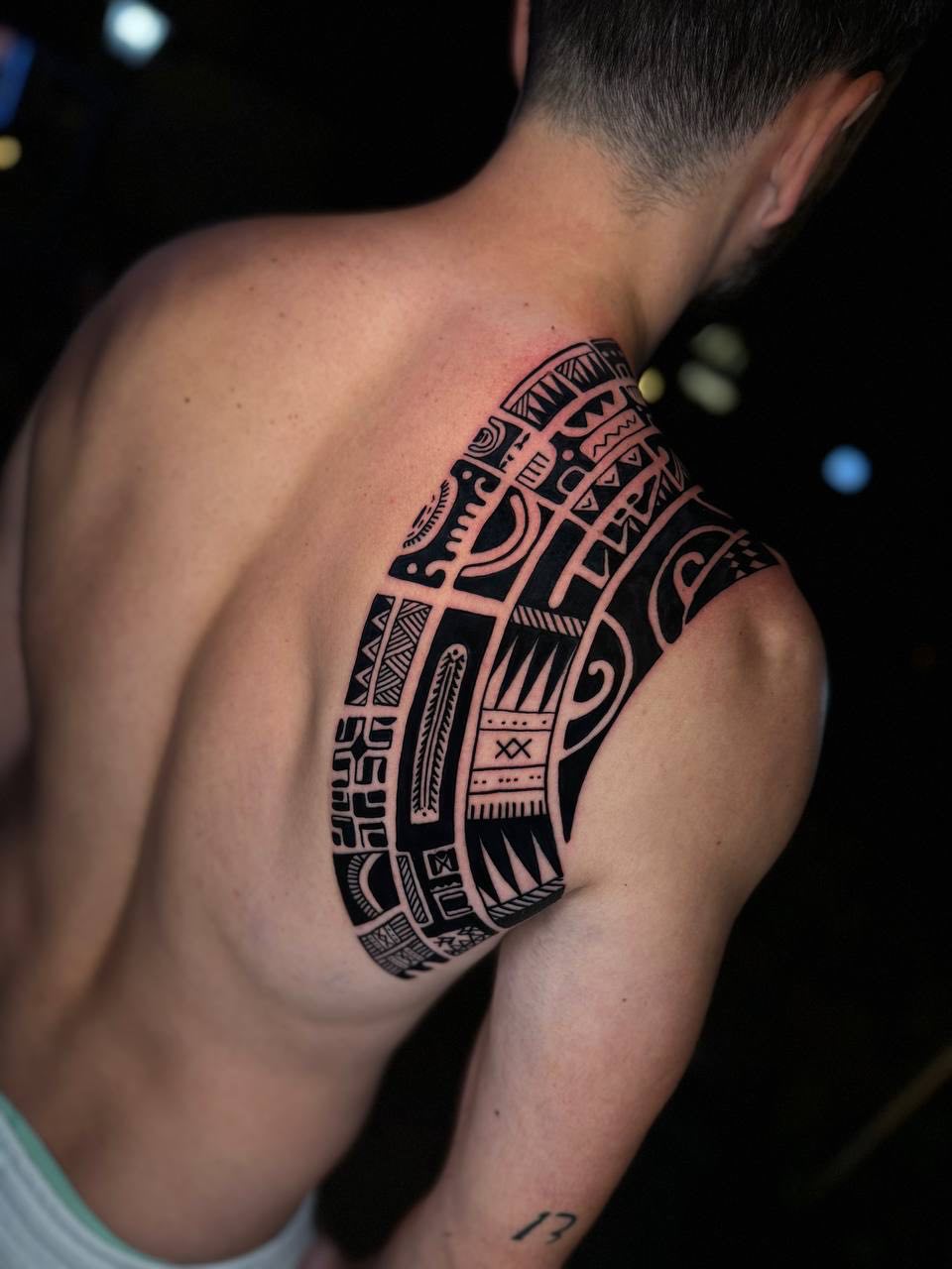 Omuz ve g&ouml;ğ&uuml;s &uuml;st&uuml;nde Polinezya tribal tarzı blackwork d&ouml;vme