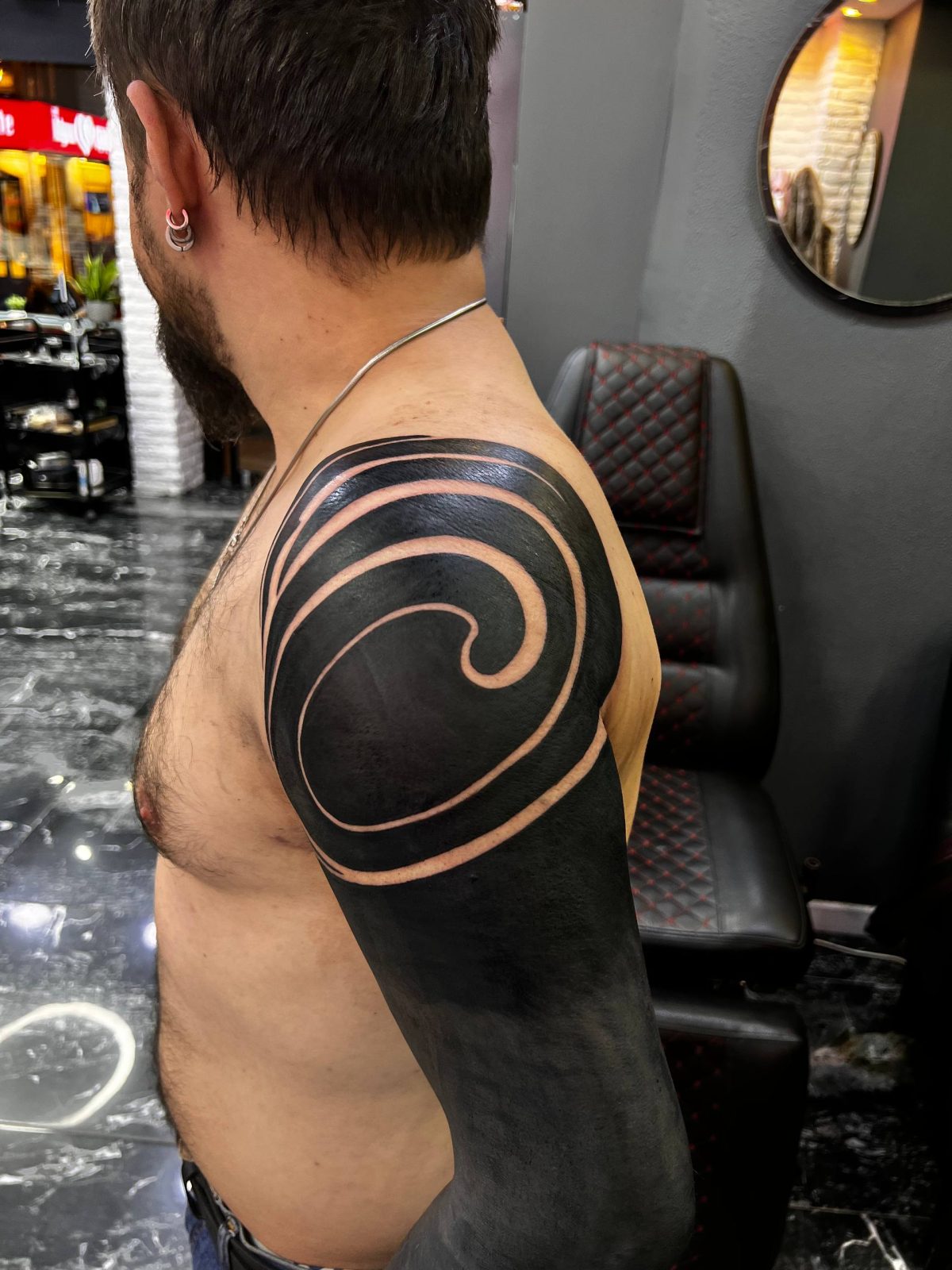 &Uuml;st kolu kaplayan negatif alanlı solid blackwork d&ouml;vme