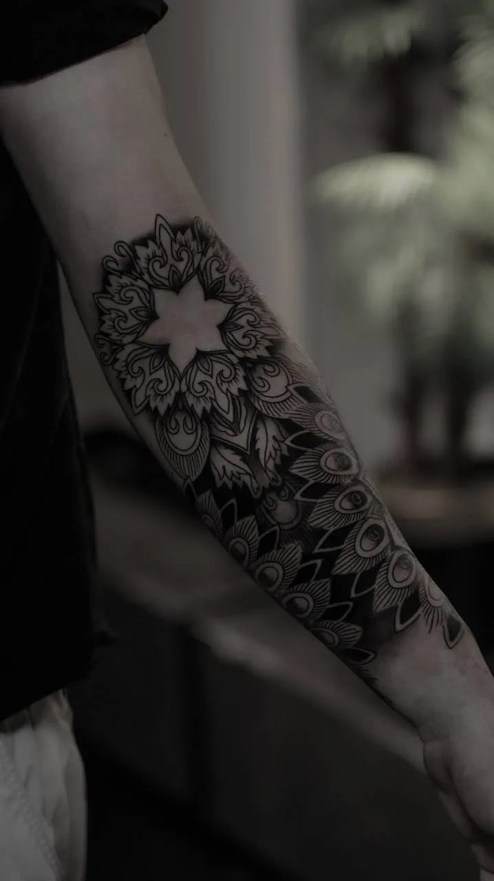 &Ouml;n kolda geometrik &ccedil;i&ccedil;ek desenli dotwork mandala d&ouml;vme
