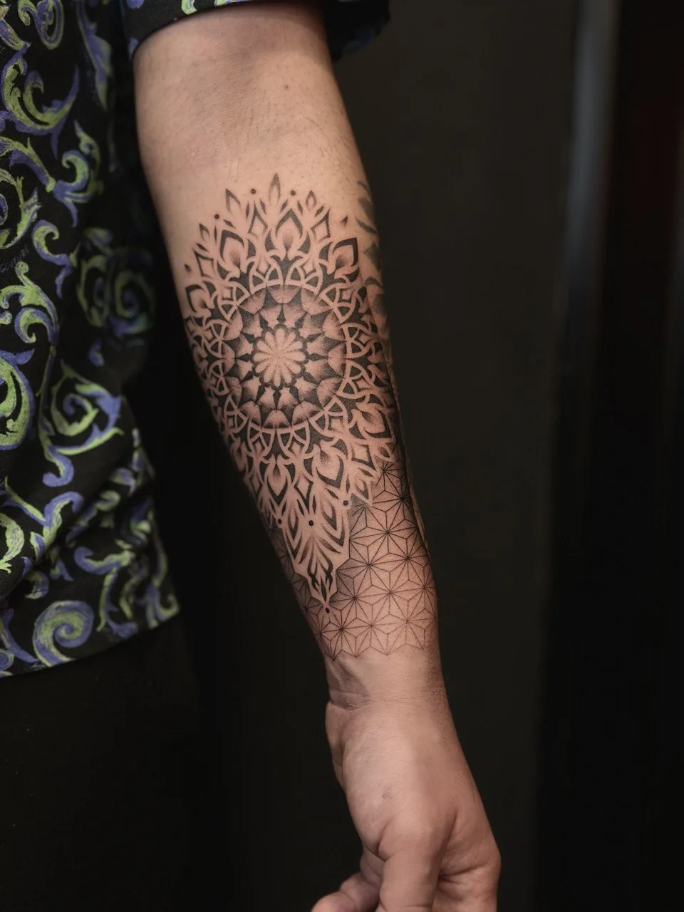 &Ouml;n koldan bileğe uzanan dotwork mandala ve geometrik desen d&ouml;vme
