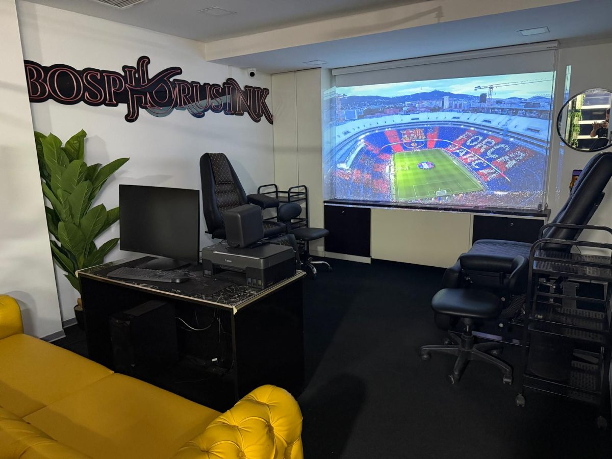 Bosphorus Ink Polat Towerside danışmanlık lounge odası - sarı koltuk ve projeksiyon ekranı