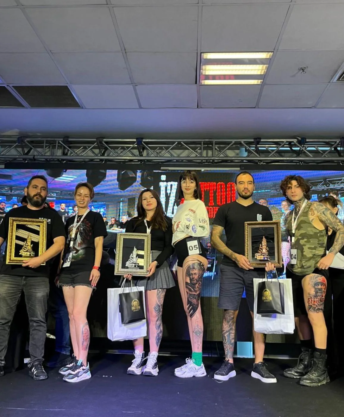 Bosphorus Ink İz Tattoo Fest 2025 &ouml;d&uuml;l t&ouml;reni ekip fotoğrafı