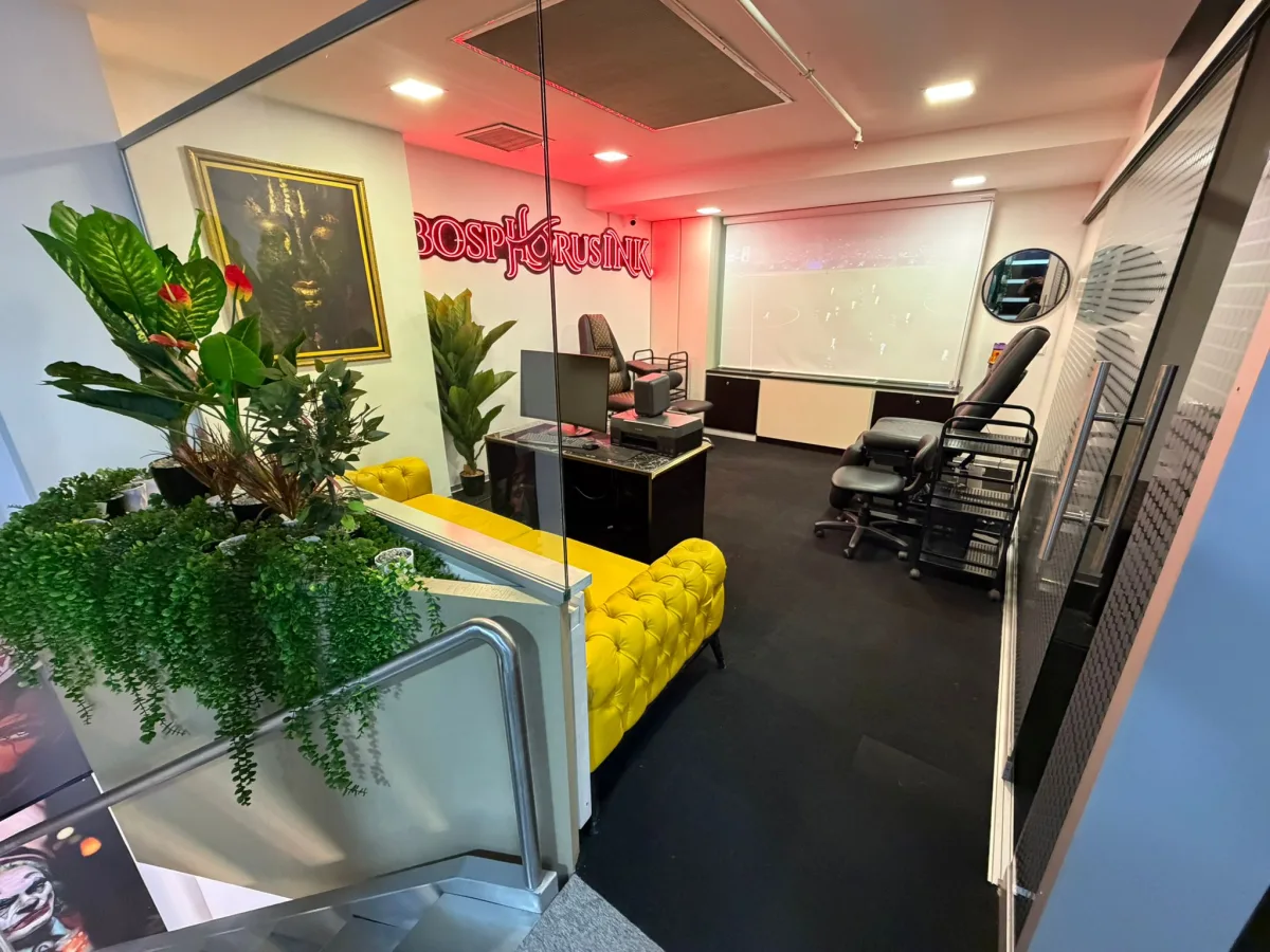 Bosphorus Ink Polat Towerside hygienischer Wartebereich &ndash; Şişli Tattoo- und Piercingstudio