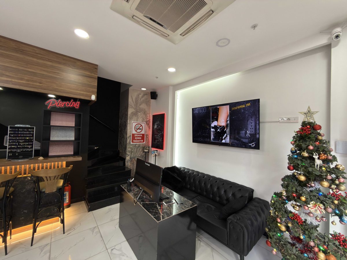 Bosphorus Ink Pendik bekleme salonu - piercing ve dövme danışma alanı