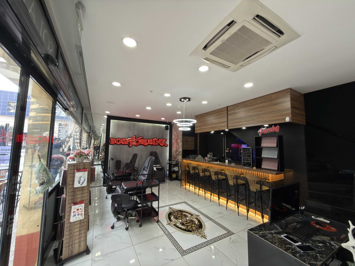 Bosphorus Ink Pendik Studio Innenansicht, Tattoo-Stationen und Piercing-Bereich