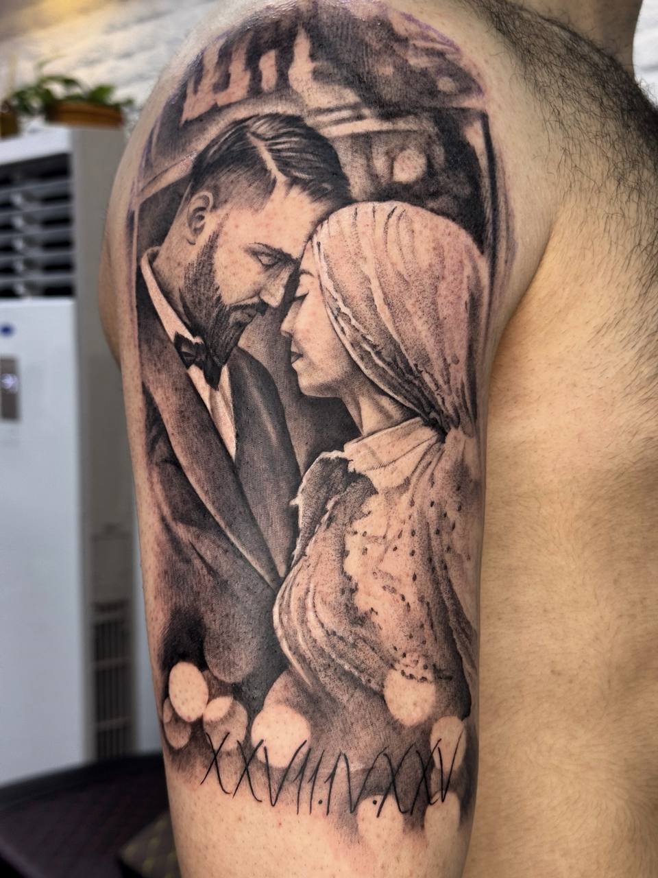 Realistisches Paar-Portrait-Tattoo nach einem Hochzeitsfoto am Oberarm