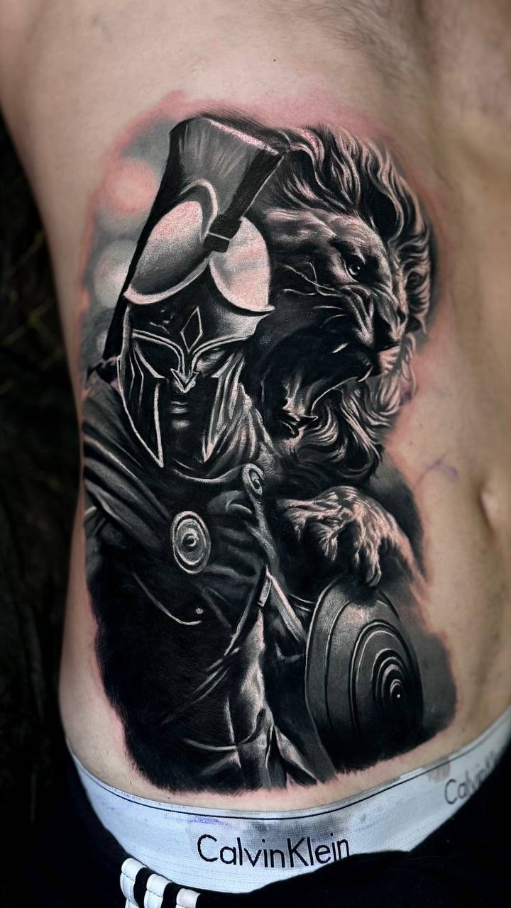 Realistisches Löwe Gladiator Männer Rippen-Tattoo Istanbul - Bosphorus Ink