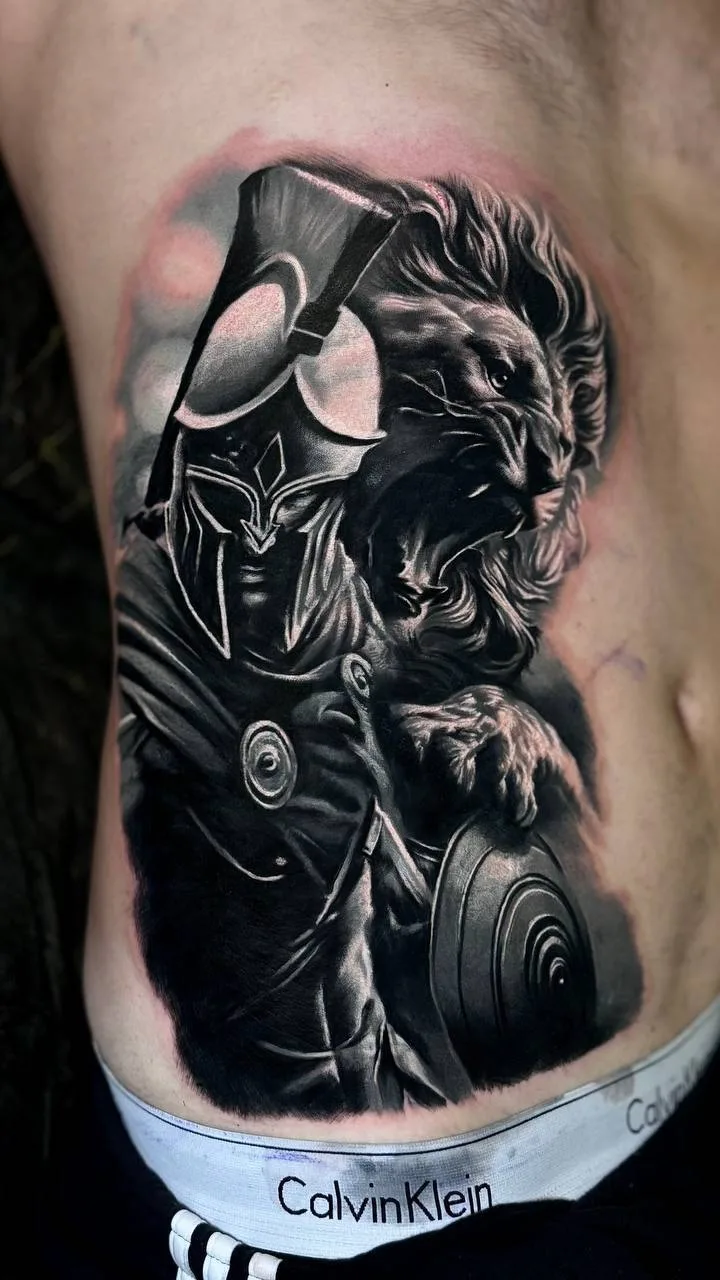Realistisches Löwe Gladiator Männer Rippen-Tattoo Istanbul - Bosphorus Ink