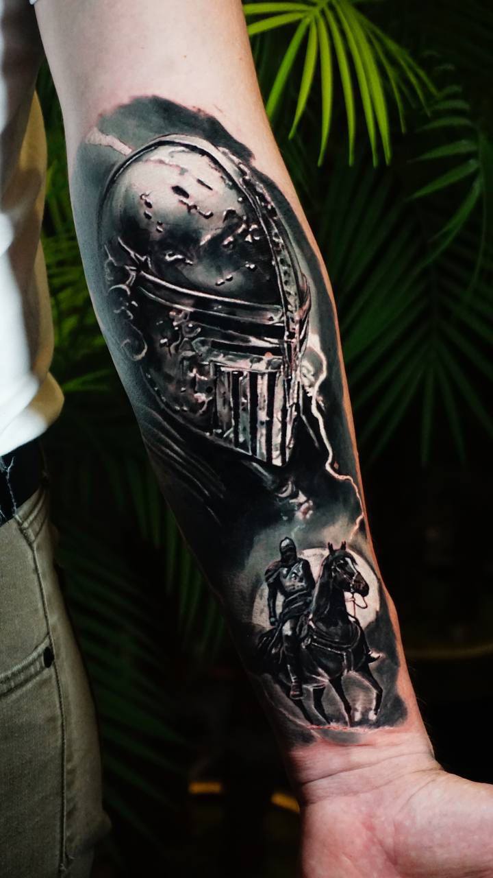 Realistisches Ritterhelm Unterarm-Tattoo Männer Istanbul Besiktas - Bosphorus Ink