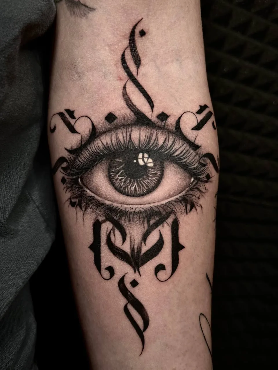 Realistisches Augen-Tattoo mit Kalligrafie-Details - Tattoo-Studio Istanbul