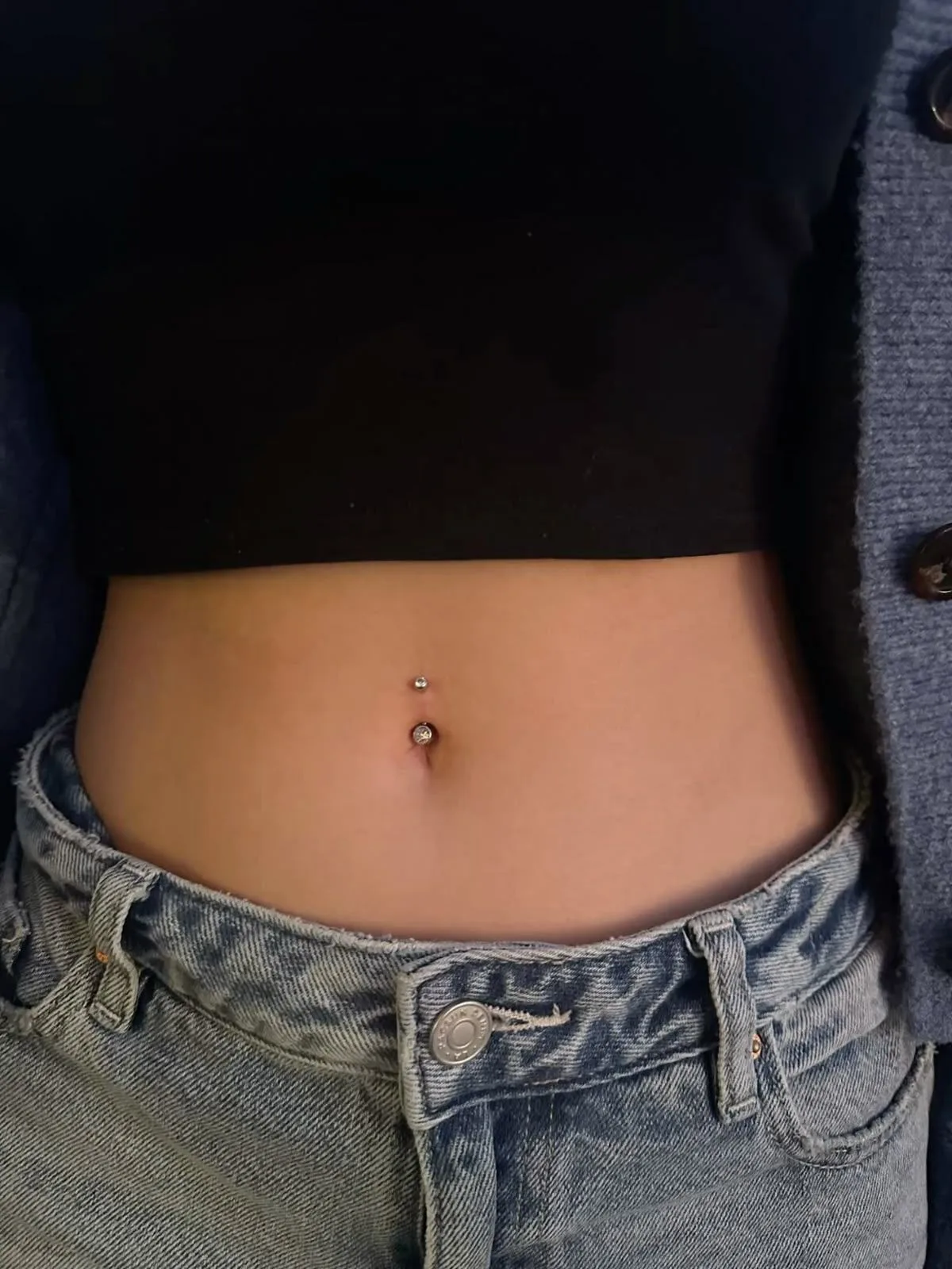 Bauchnabelpiercing Pflegeratgeber - minimalistischer Kristallschmuck