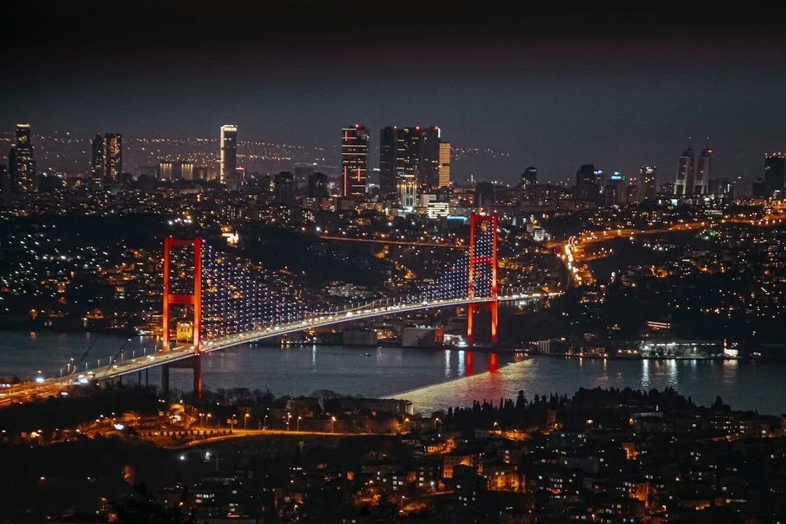 İstanbul Boğaz Köprüsü gece manzarası – dövme ilham görseli