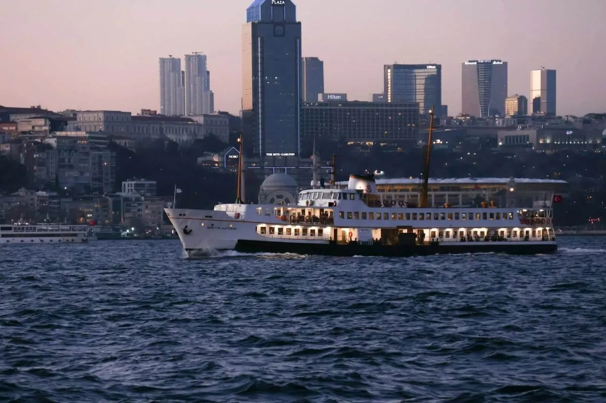 İstanbul Boğaz vapuru akşam silueti – dövme tasarım ilhası