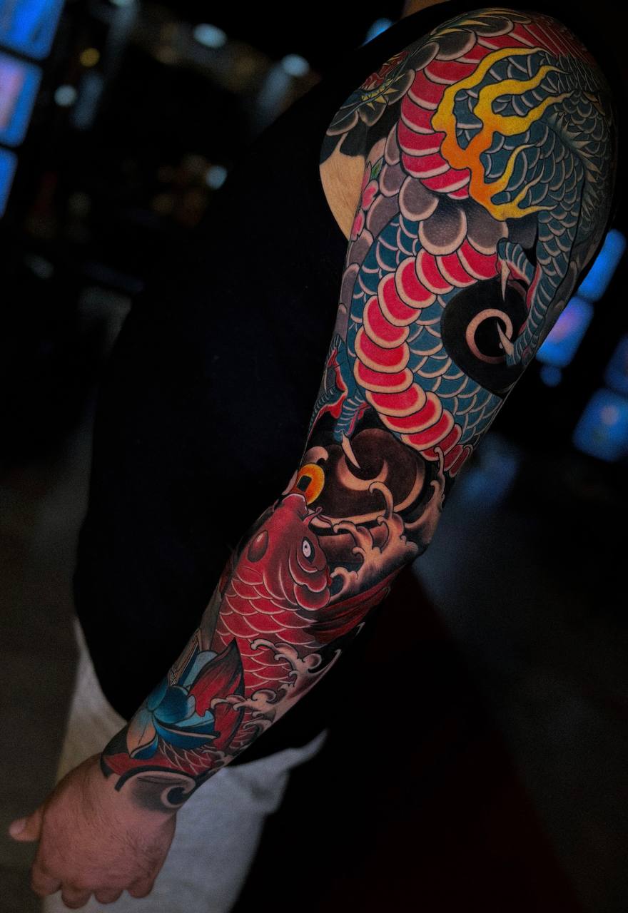 Japon tarzı (irezumi) koi balığı ve ejderha kol d&ouml;vmesi