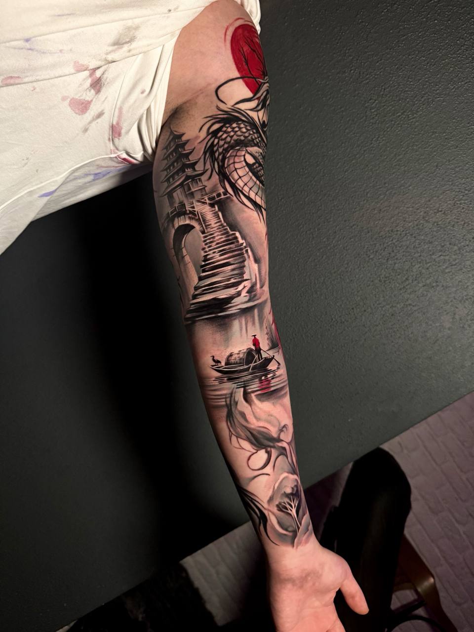 Japanisches Black-and-Grey Sleeve-Tattoo; Drache, Pagode, Steintreppe, Bootsmann und Koi Komposition