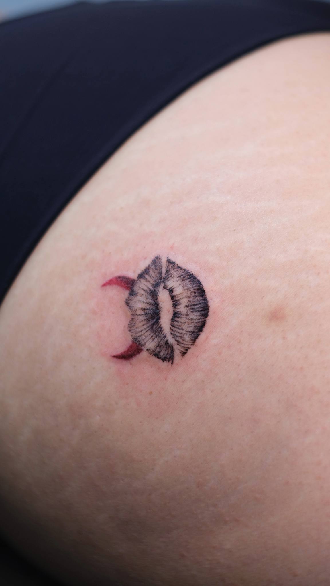 Istanbul minimal kiss lips tattoo &ndash; Bosphorus Ink