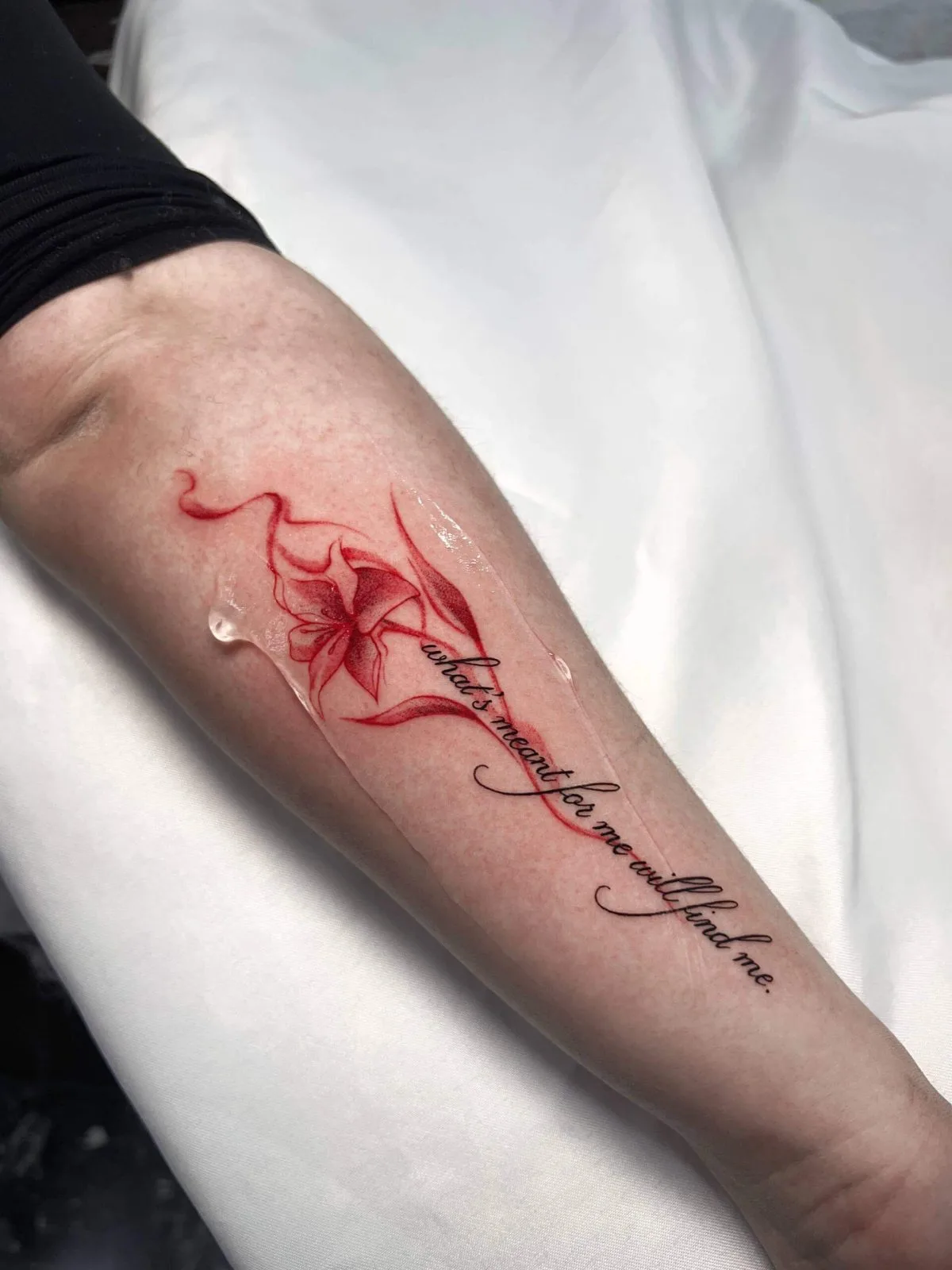 Fine Line Blumen-Tattoo Istanbul Frauen Istanbul Frauen Fine Line rotes Blumen-Tattoo mit Schriftzug – Bosphorus Ink
