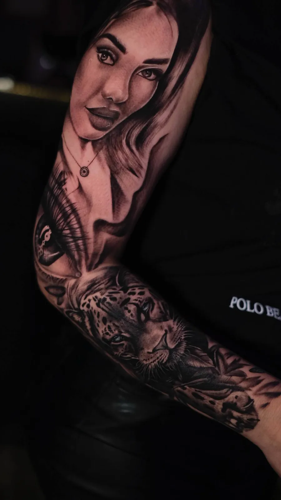 Bosphorus Ink Beşiktaş stüdyosunda tamamlanmış kol kaplama (sleeve) dövme çalışması