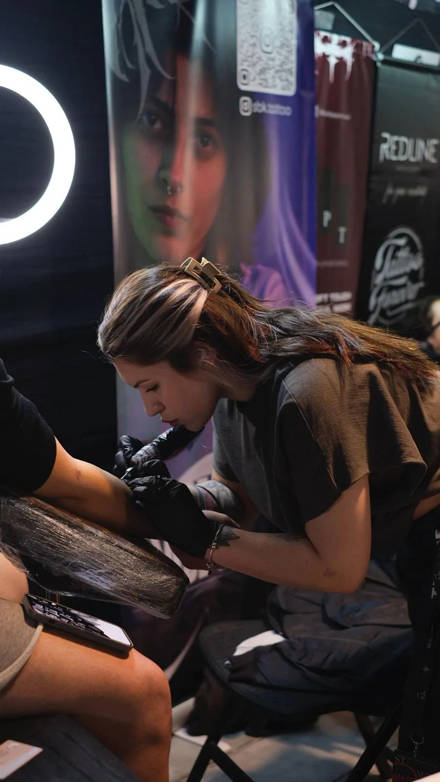 Melike Albayrak tattoo festivali yarışmasında &ccedil;alışırken
