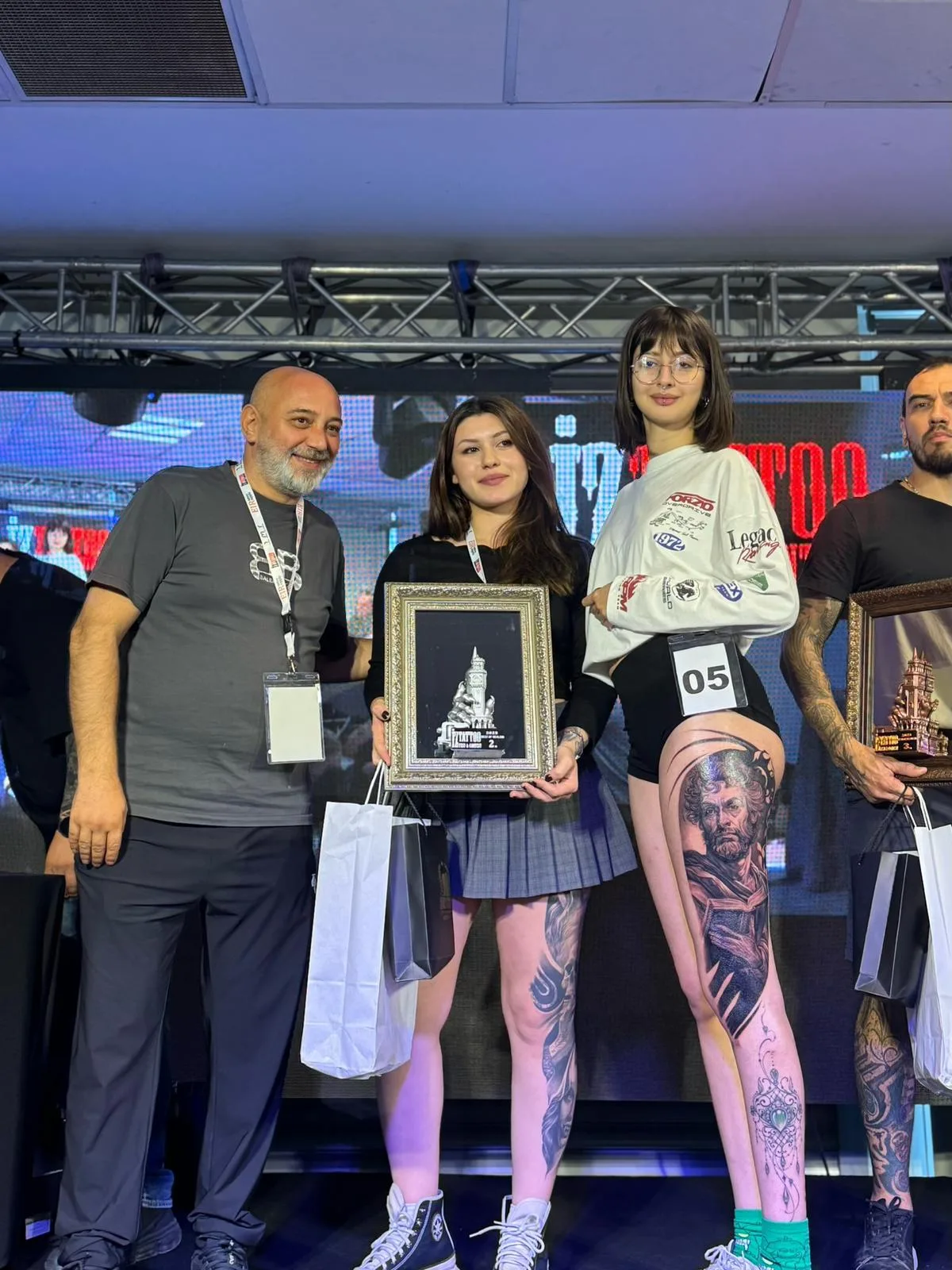 Melike Albayrak İzmir Tattoo Fest 2025 &ouml;d&uuml;l t&ouml;reninde Bosphorus Ink sanat&ccedil;ısı