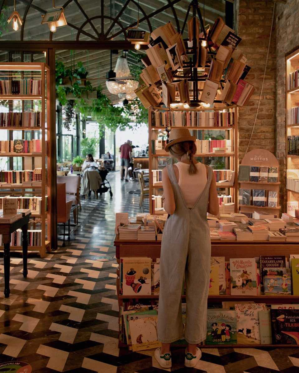 Minoa Cafe & Bookstore in Beşiktaş Akaretler &mdash; books and coffee atmosphere