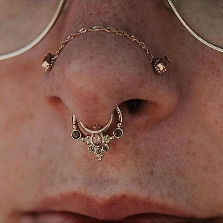Nasallang Piercing Istanbul - fortgeschrittenes Dreipunkt-Nasenpiercing bei Bosphorus Ink Istanbul