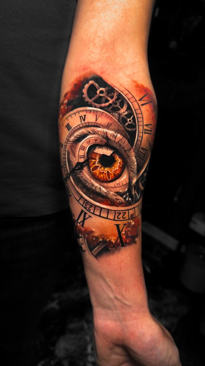 Color-Realism Augen- und Uhren-Tattoo mit anatolischem Motiv
