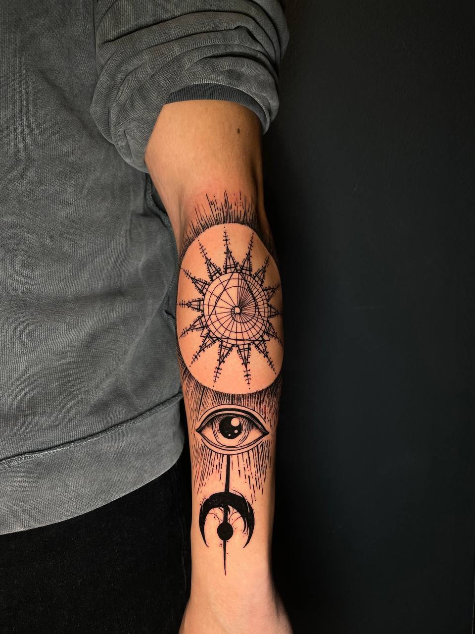 Blackwork Nazar-Auge-Tattoo mit Sonnen- und Mondmotiv - Bosphorus Ink Istanbul