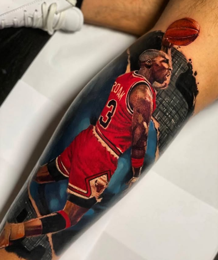 Realistisches Basketball-Tattoo mit Spielerportr&auml;t und Trikotnummer auf dem Unterarm