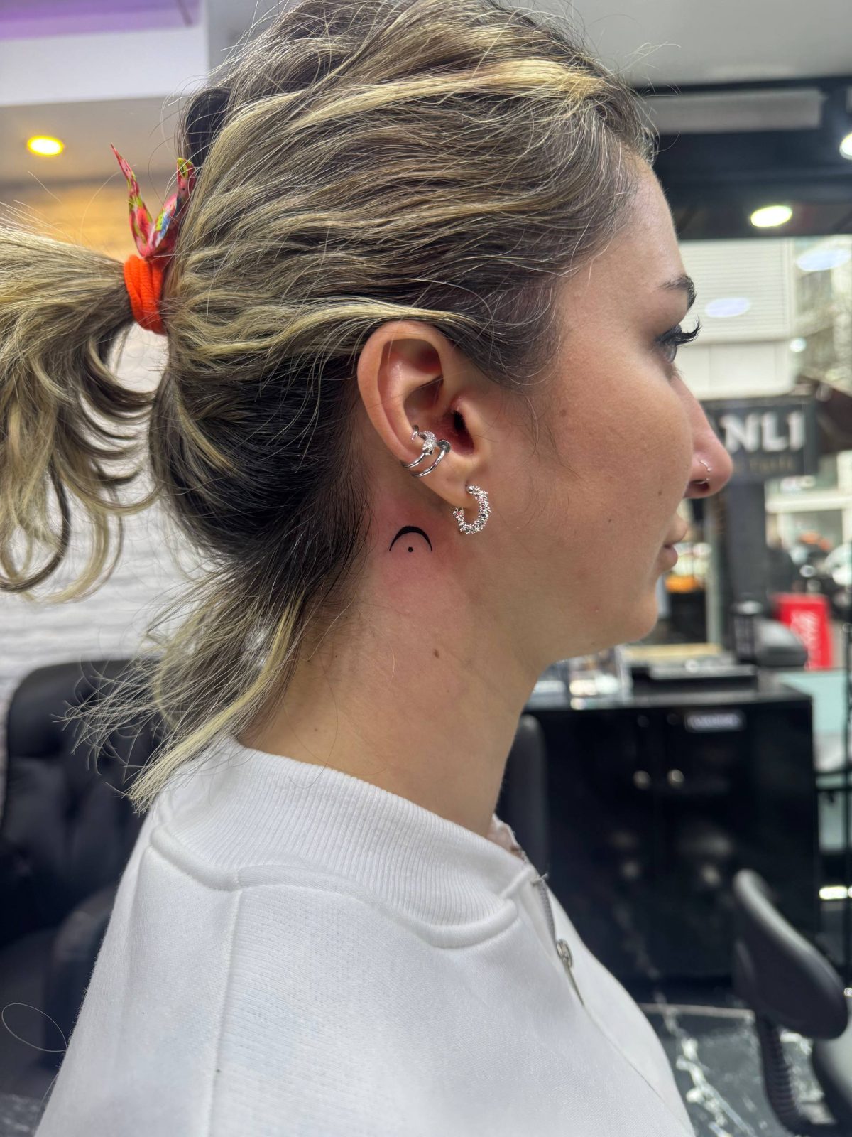 Daith- und Tragus-Piercing mit Creolen-Kombination