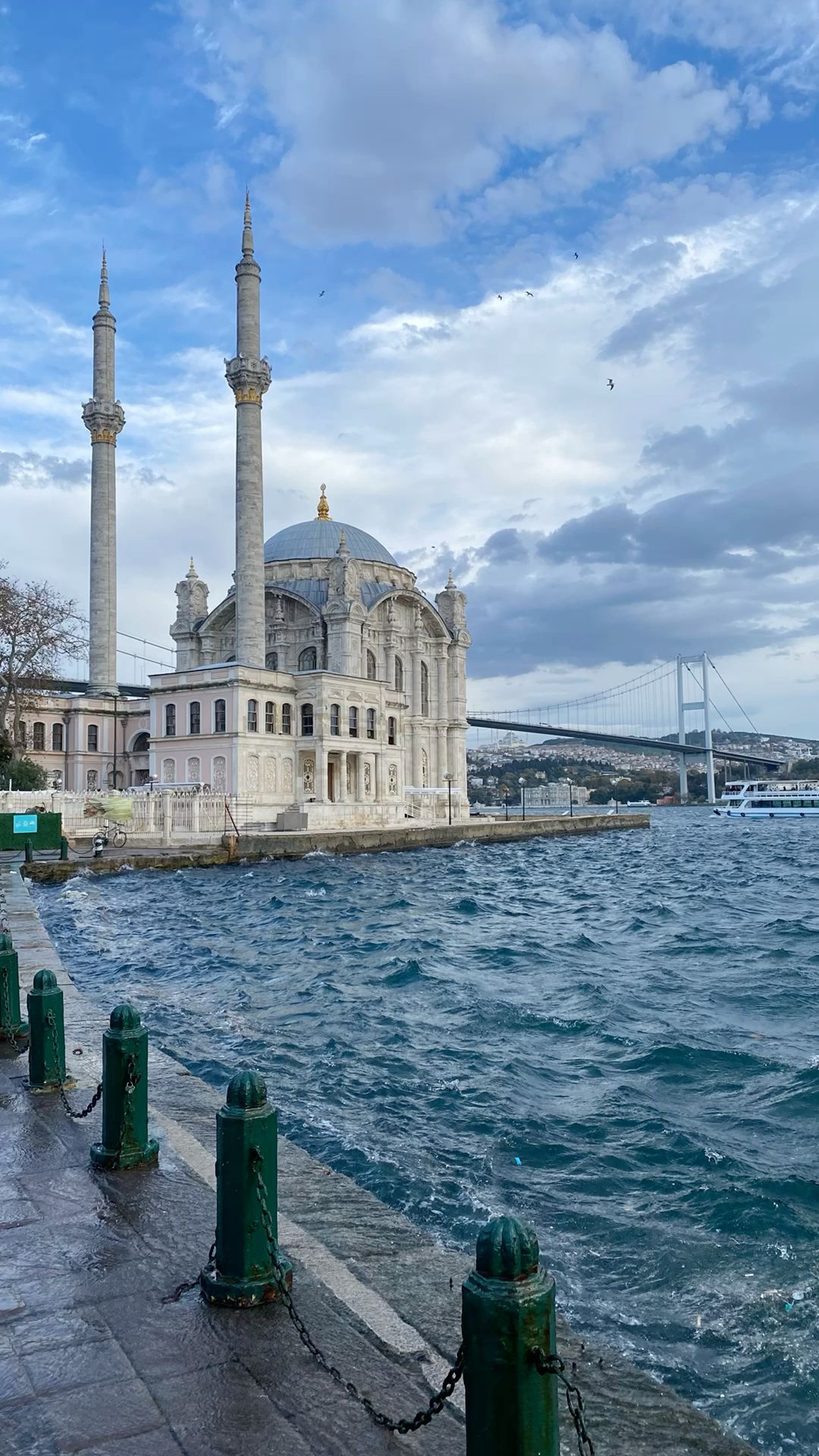 Beşiktaş-Bebek coastal line &mdash; Ortak&ouml;y Mosque and Bosphorus Bridge