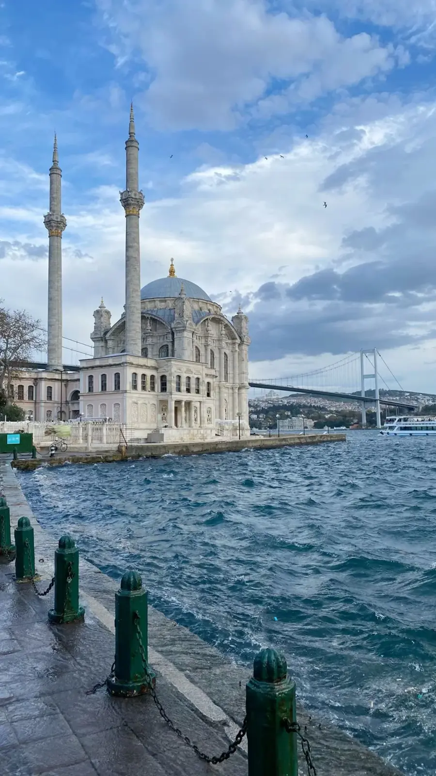 Beşiktaş-Bebek sahil hattı — Ortaköy ve Boğaz köprüsü manzarası