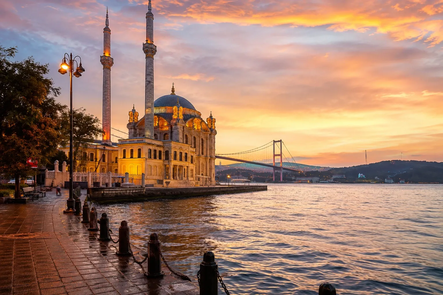 Ortaköy Camii ve Boğaz Köprüsü gün batımı manzarası - İstanbul