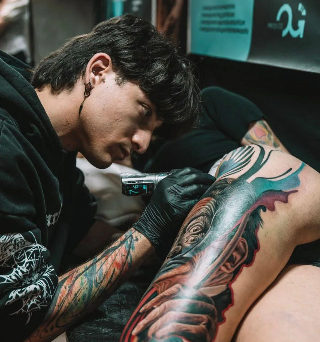 Ramazan G&uuml;nd&uuml;z beim Cover-up und Color Realism Tattoo in Istanbul