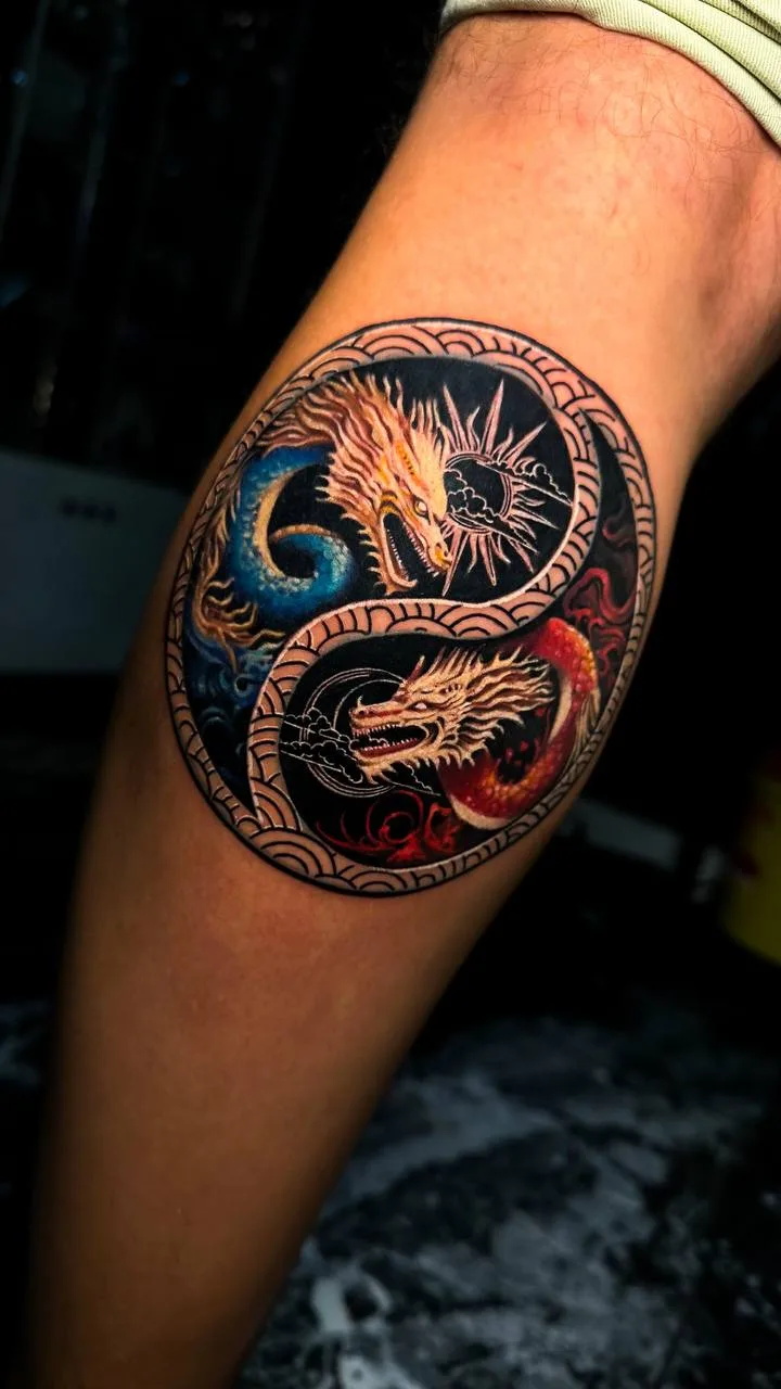 Farbiges Doppel-Drachen-Tattoo in einem Yin-Yang-Kreis; blaue und rote Realism-Drachen-Komposition