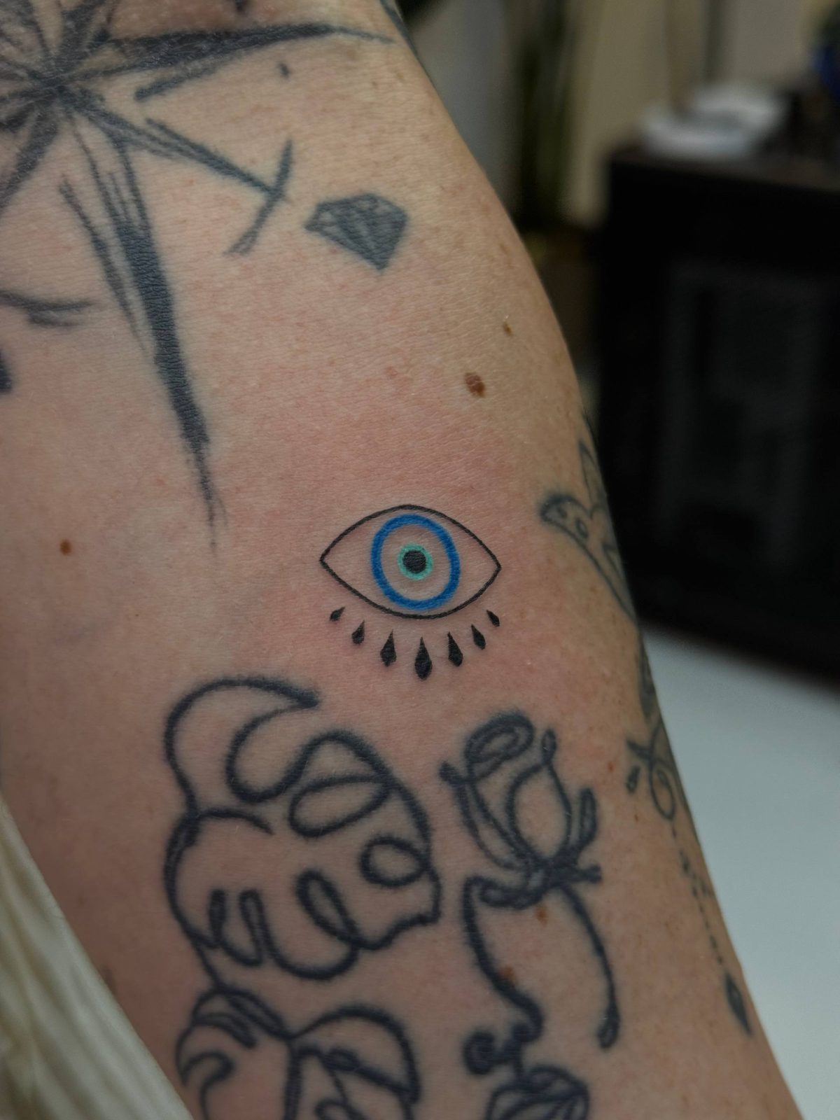 Farbiges Nazar-Perlen-Auge-Tattoo Design