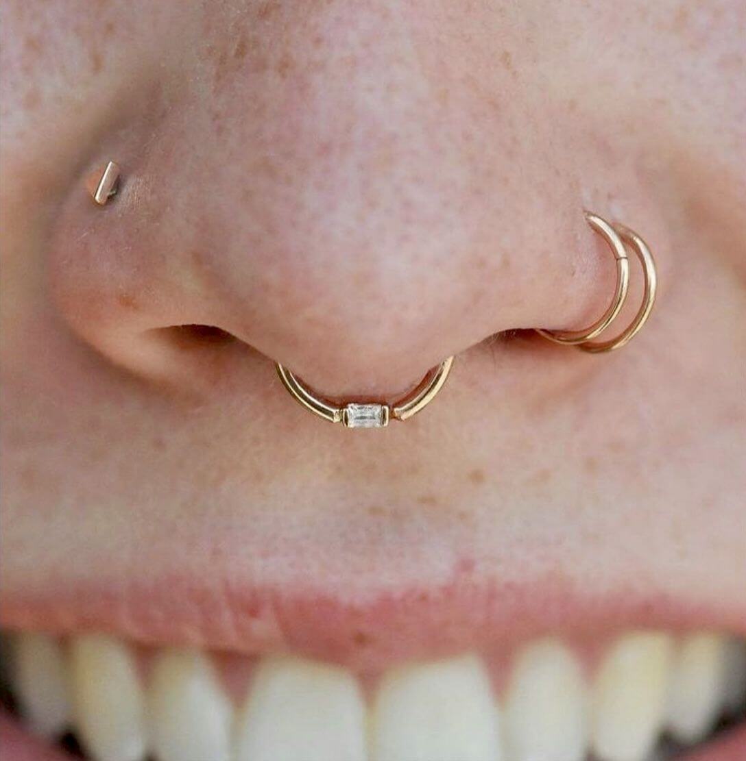 Goldener Septum-Clicker mit Baguette-Stein und Nasenringen