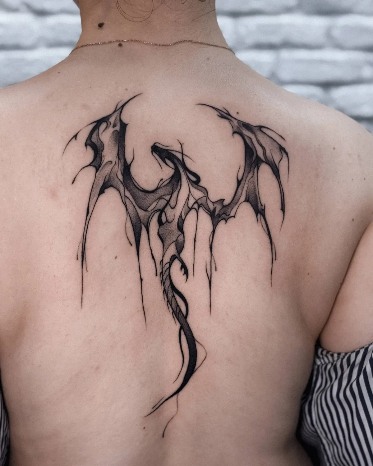 Soyut ejderha sırt d&ouml;vmesi, blackwork &mdash; Bosphorus Ink İstanbul