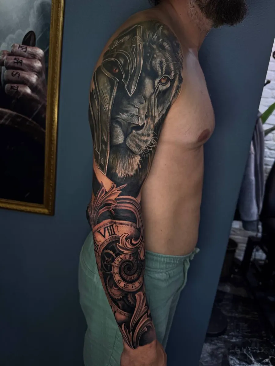 Black and Grey Full-Sleeve Tattoo mit L&ouml;we, Helm und Uhr &ndash; Bosphorus Ink Istanbul