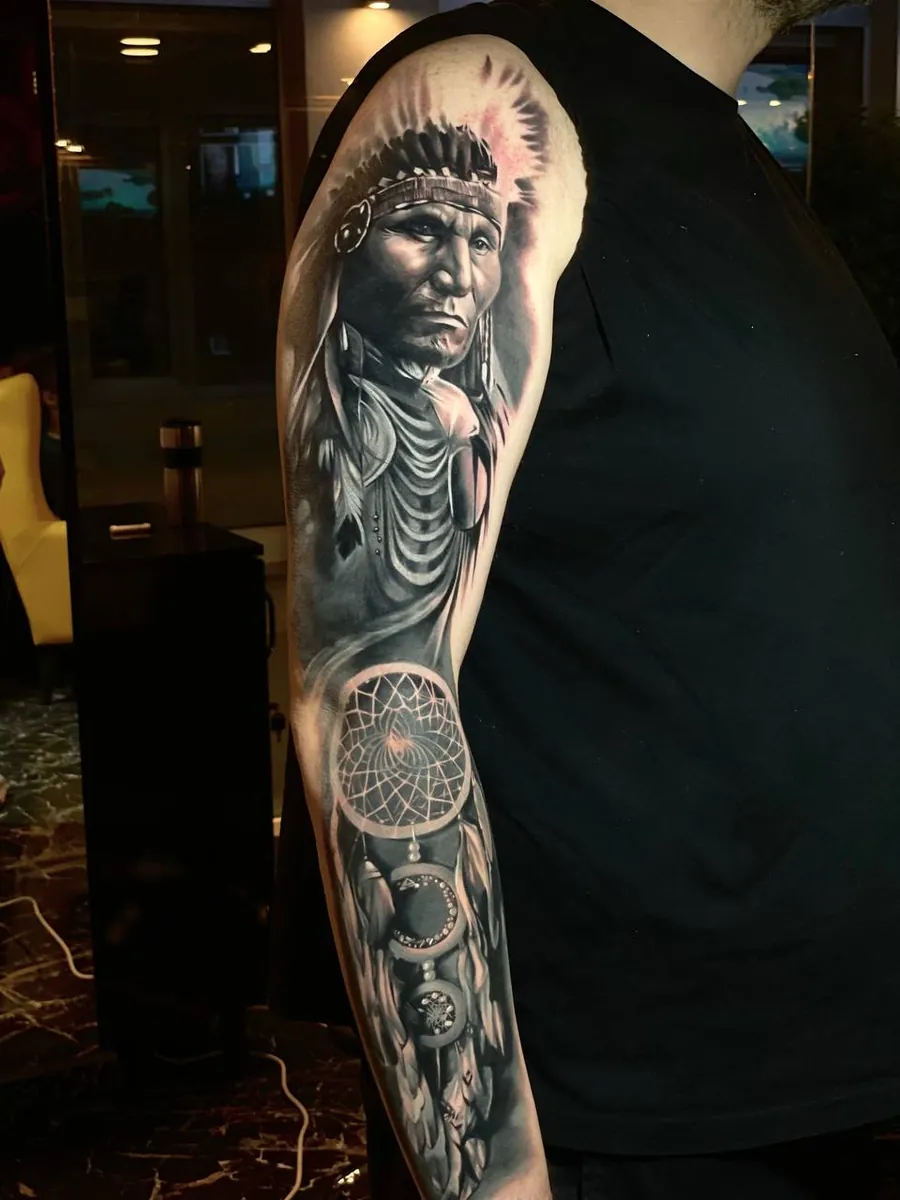 Black and Grey Full-Sleeve Tattoo mit Portr&auml;t eines indianischen H&auml;uptlings &ndash; Bosphorus Ink Istanbul