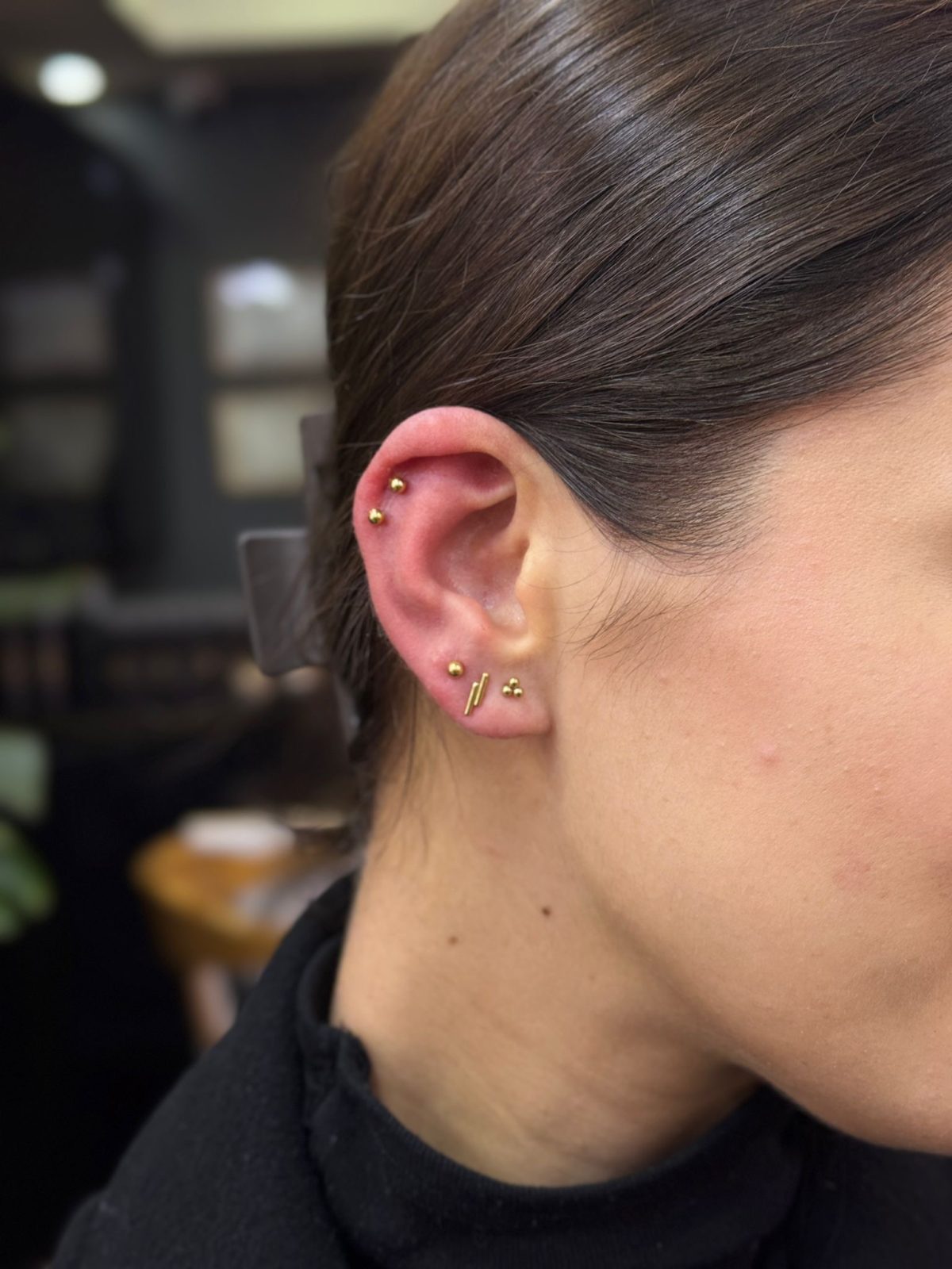Flat Tragus und Triple Lobe Gold Ohr Piercing | Bosphorus Ink - Piercing · Gizem | Bosphorus Ink Portfolio