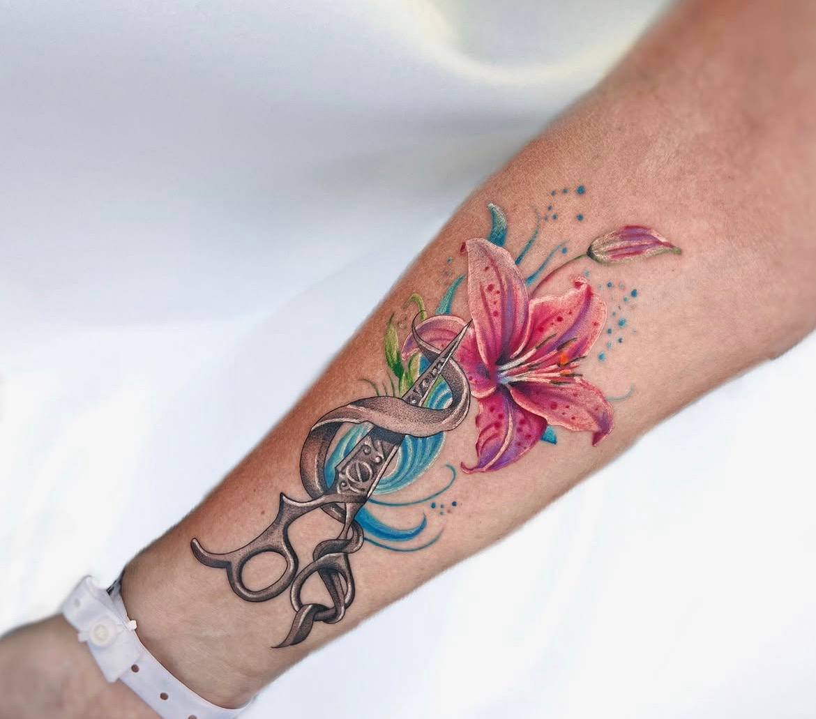 Schere und Lilie Aquarell Unterarm Tattoo | Bosphorus Ink - Tattoo · Bekir | Bosphorus Ink Portfolio