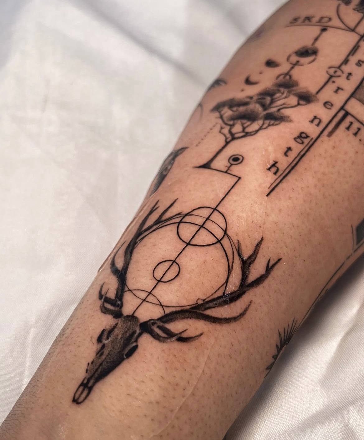 Hirschschädel Geometrisch Baum Fineline Arm | Bosphorus Ink - Tattoo · Bekir | Bosphorus Ink Portfolio