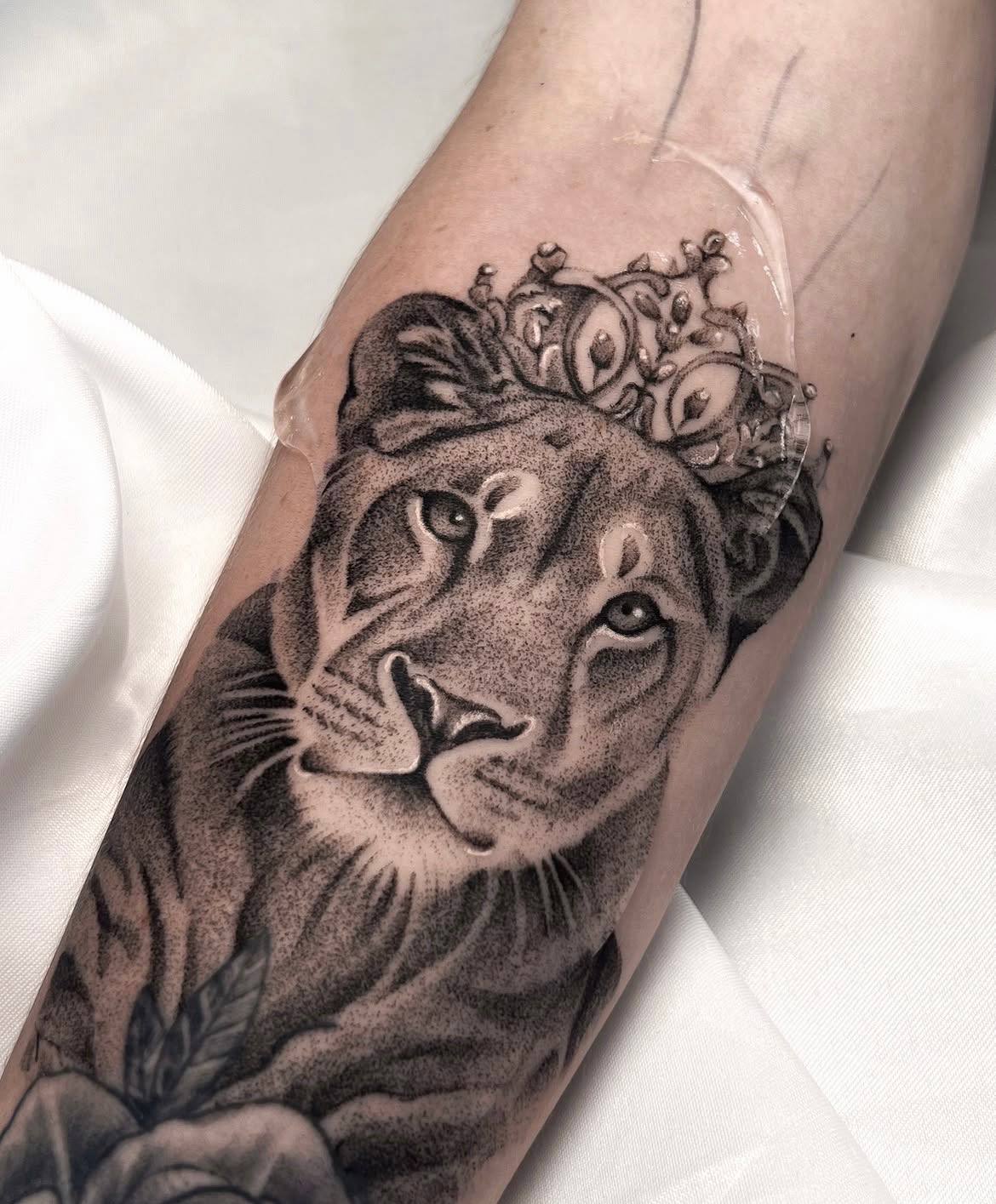 Löwin Königin Krone Unterarm Tattoo | Bosphorus Ink - Tattoo · Bekir | Bosphorus Ink Portfolio