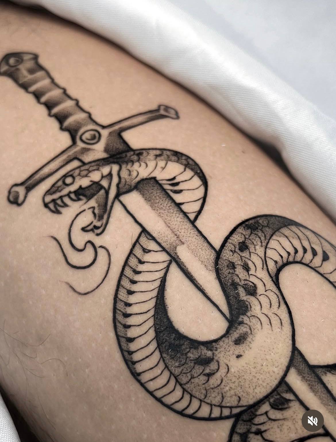 Schlange und Dolch Schwarz Grau Arm Tattoo | Bosphorus Ink - Tattoo · Bekir | Bosphorus Ink Portfolio