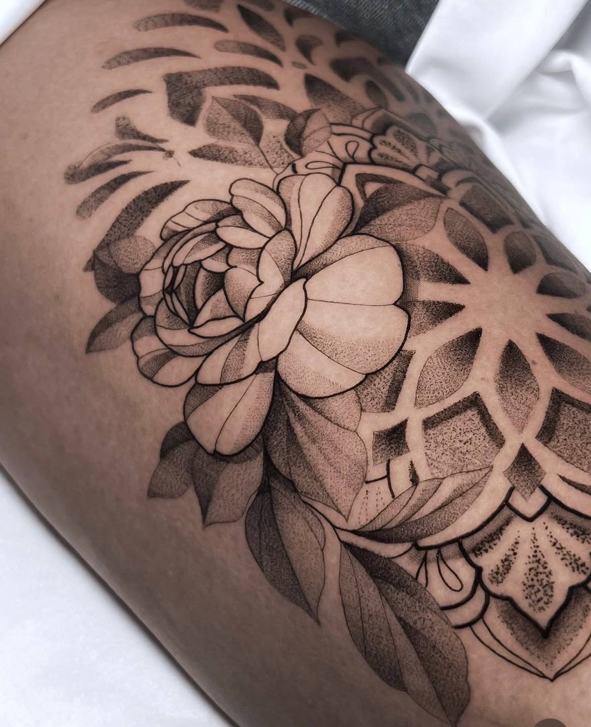Rose Pfingstrose Mandala Oberschenkel Dotwork | Bosphorus Ink - Tattoo · Bekir | Bosphorus Ink Portfolio