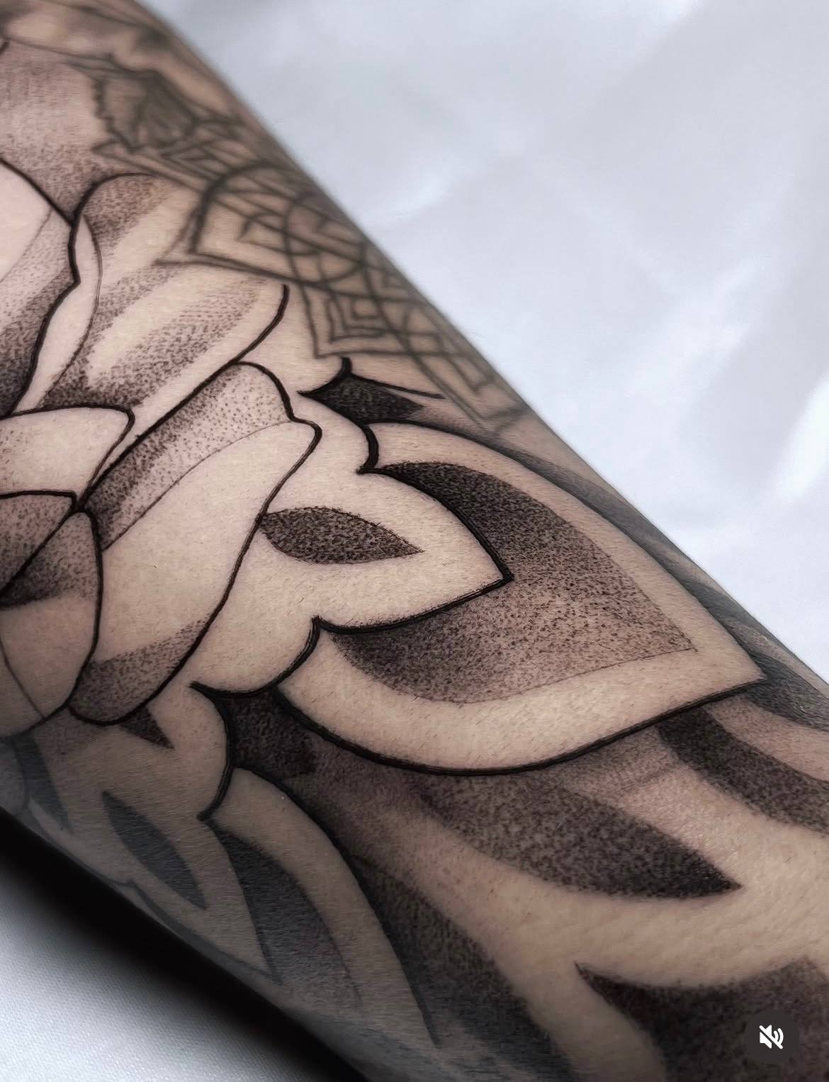Mandala Lotus Dotwork Unterarm Detail Tattoo | Bosphorus Ink - Tattoo · Bekir | Bosphorus Ink Portfolio