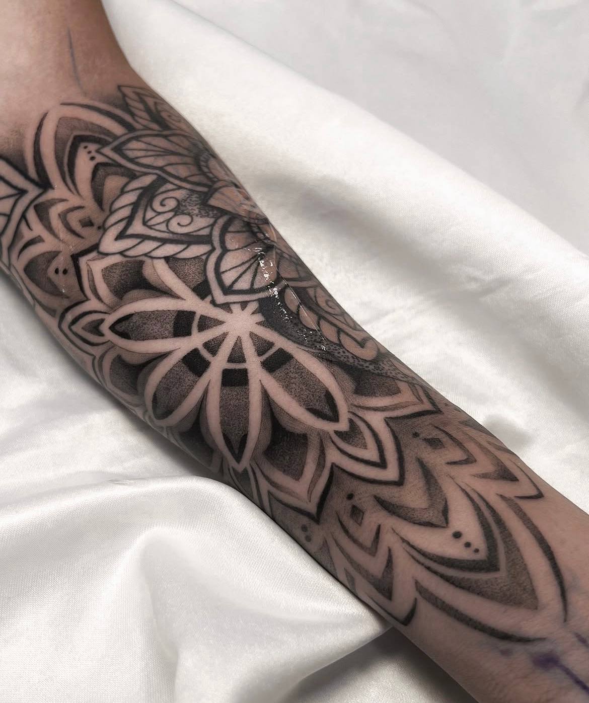 Mandala Geometrisch Halbarm Dotwork Tattoo | Bosphorus Ink - Tattoo · Bekir | Bosphorus Ink Portfolio