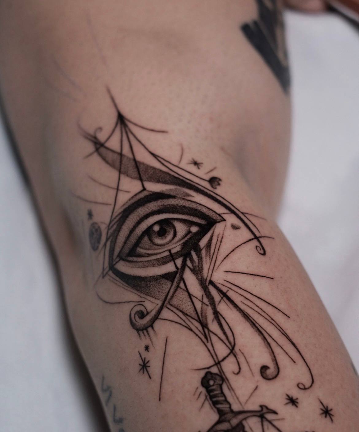 Auge des Horus Geometrisch Fineline Arm Tattoo | Bosphorus Ink - Tattoo · Bekir | Bosphorus Ink Portfolio